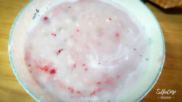 冷凍紅莓10粒加入1湯匙水打成泥狀 , 加入已煮好的燕麥粥中拌勻