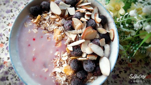 上面放上藍莓 , 玉米脆片穀米片 , 杏仁片即可