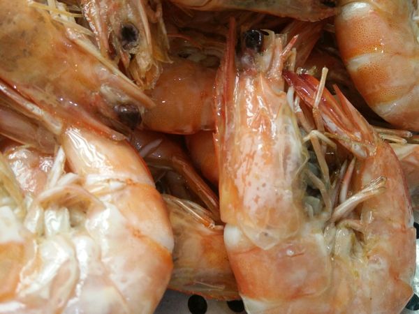 把虾用大火炸熟  备用