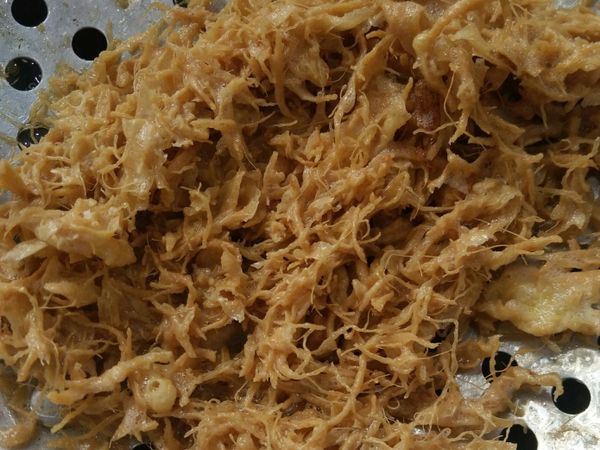 蛋黄炸至金黄色 备用