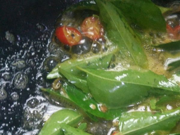 热锅后 小火 放入牛油 加入咖喱叶 小辣椒 炒至香