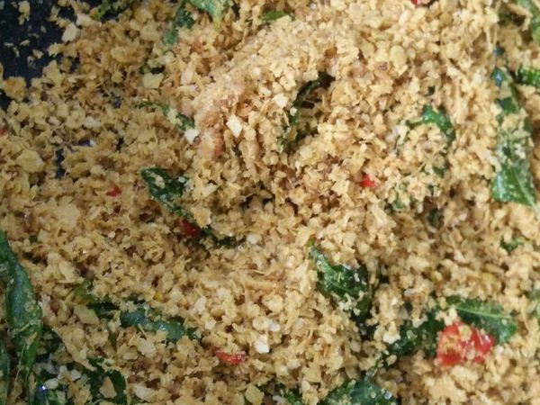 加入麦片 炸好的蛋黄 加入糖 盐 炒到上色就可以加入虾了
(要注意火 因为麦片很容易炒到焦)