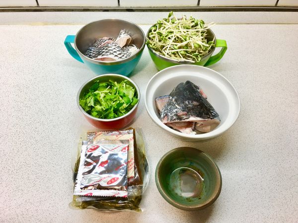材料如圖
魚清洗淨後
片下魚肉後留魚骨及魚頭備用
（腹內中骨處血筋處要清除乾淨才不會有腥味）