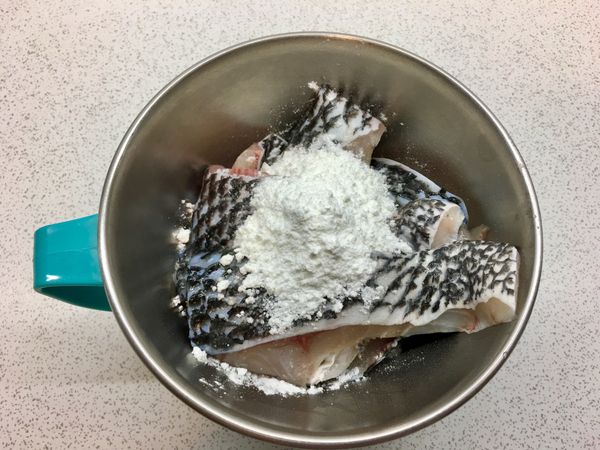 魚肉用醃料包&amp;少許酒醃過備用