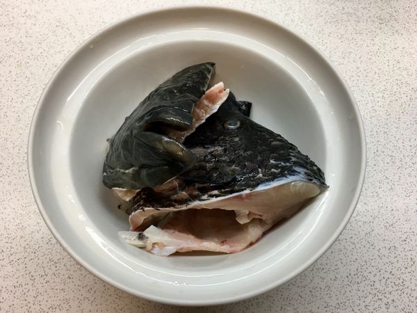 魚頭&amp;魚骨用鹽及少許酒醃過備用