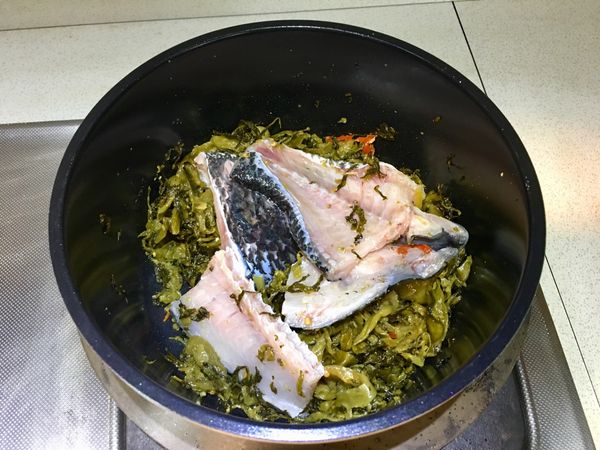 再入魚骨&amp;魚頭炒至變色後