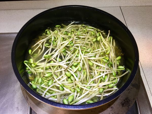加入黃豆芽&amp;熱水後
（水蓋過材料）