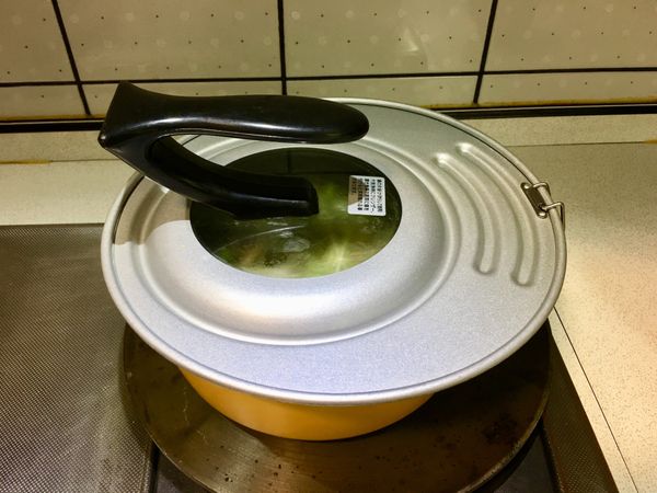 蓋上鍋蓋煮至沸騰後
轉小火熬煮至讓酸菜出味後