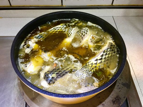 放入魚肉續煮至肉熟後