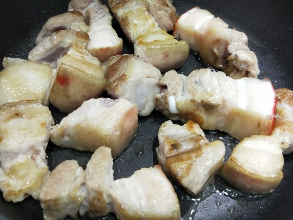 平底鍋不加油，將豬肉煎至表皮金黃