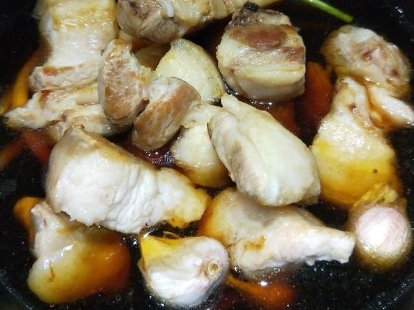 倒入酒、醬油、水