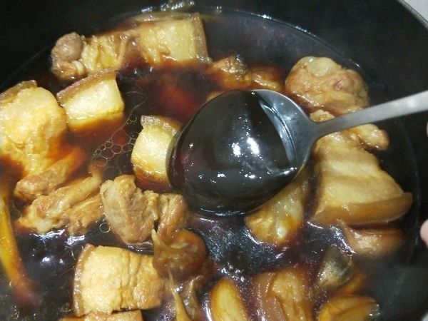 15分鐘後開蓋子放入麥芽糖，繼續蓋上蓋子小火煮30分鐘。