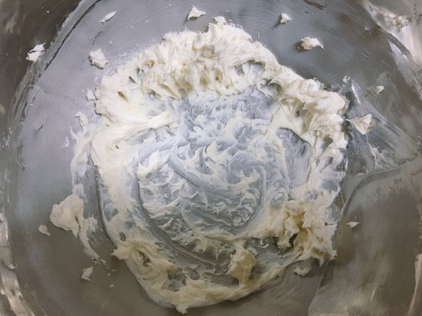 奶油乳酪回到室溫後，用打蛋器打到有羽毛邊的感覺（約打3分鐘）