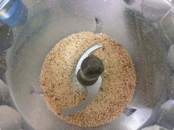 一半的堅果類用食物調理機打成粉，另一半用手撥小塊備用
