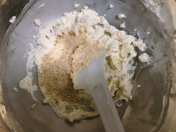 先將打成粉的堅果類加入奶油乳酪中，攪拌均勻