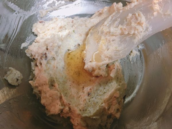 再加入蜂蜜，攪拌均勻