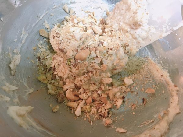 再加入手撥小塊的堅果，攪拌均勻