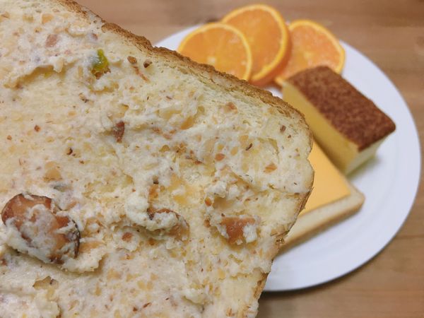 熱熱的吐司抹上自製果醬～
一起來吃早餐吧 💛