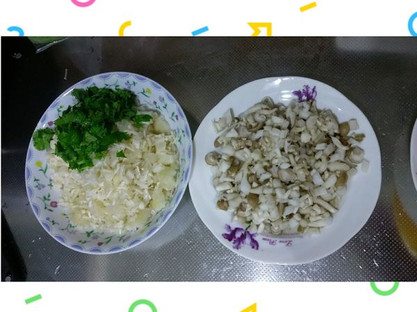將金針菇、鴻喜菇、香菜切成碎末狀