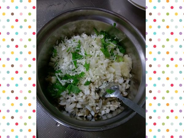 將切碎的金針菇、鴻喜菇、香菜放入鍋中