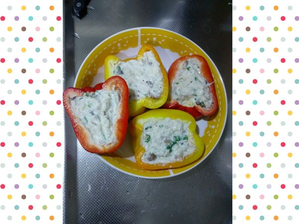 將混合均勻的餡料填入彩椒殼中，並放入鍋中蒸25~30分鐘