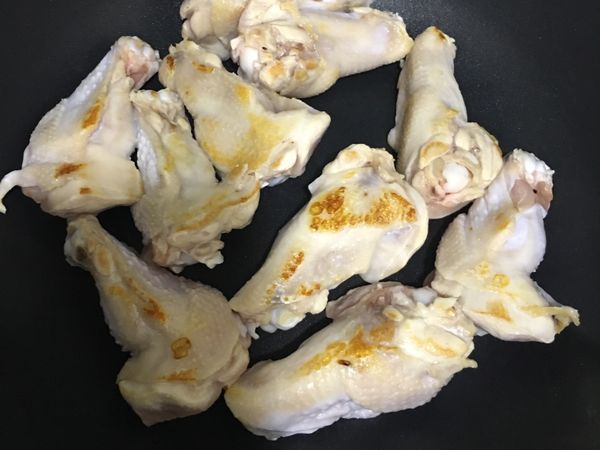 雞翅腿兩面乾煎至金黃色