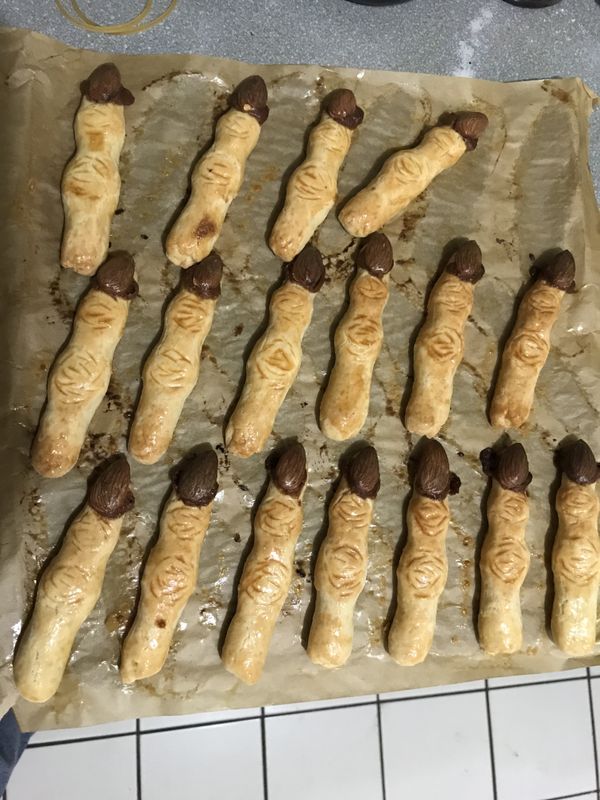 取出麵團分成16等份，將每份小麵團揉成長條，捏出指關結並在關結上刻劃出手指紋路。