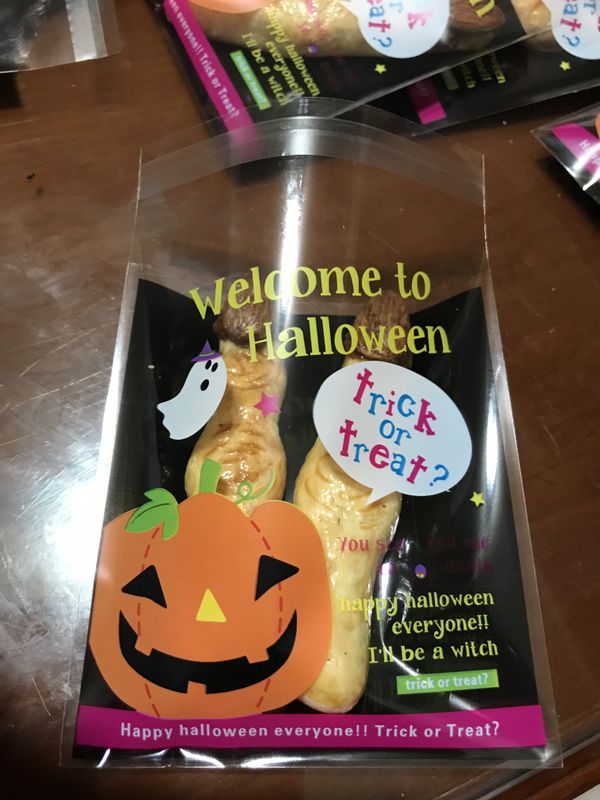 將完形之巫婆手指刷上蛋液，（烤箱先預熱）放入烤箱，180度烘烤15-20分鐘。