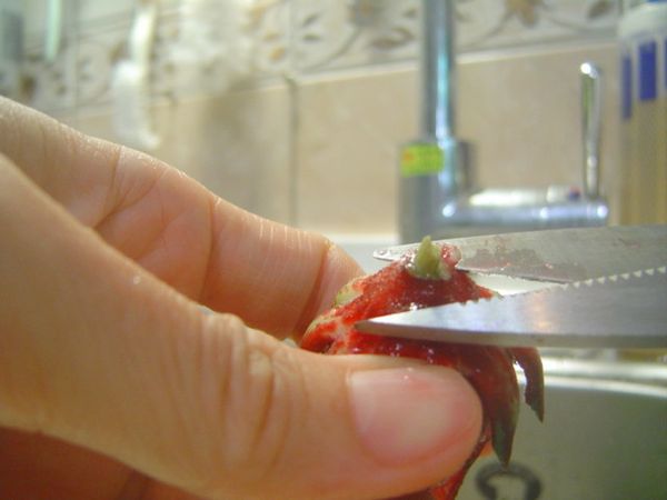 1. 先將洛神花清洗乾淨, 用料理剪刀剪去洛神花蒂頭，