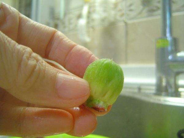 3. 一一將洛神花和籽分開後, 再將籽和花瓣洗淨，花瓣用手順著紋路稍微撕成小瓣