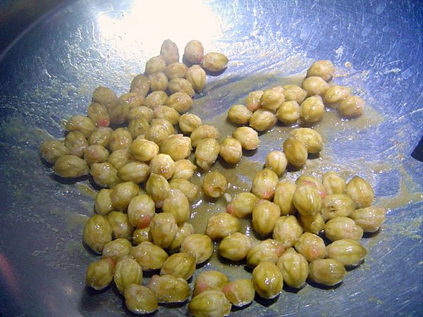 4.將籽放入鍋中加水, 以小火煮到黏稠狀後,將籽挑除(約10分鐘)