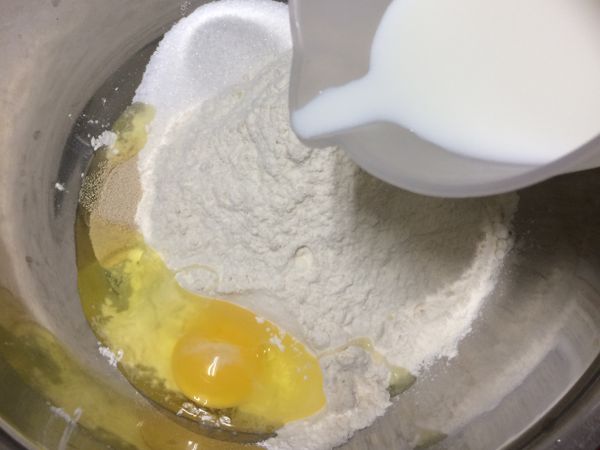 將所有乾性食材、雞蛋倒入鋼盆中，倒入2/3量的鮮奶，攪拌搓揉成不黏手的麵團。。