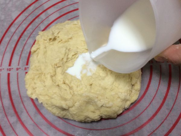麵團成團之後慢慢加入剛剛剩下1/3量的鮮奶揉勻。
