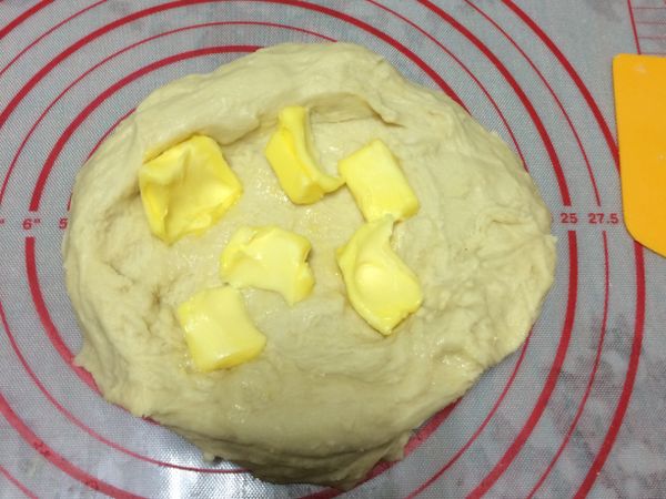 把室溫軟化的奶油加入麵團內，揉搓成光滑，不黏手即可