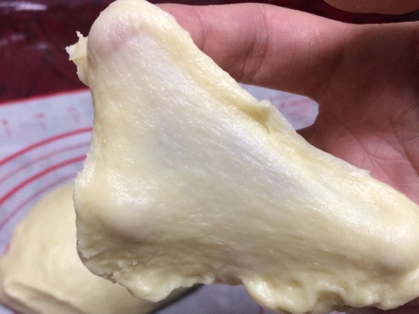 切下一小塊，能撐起薄膜即可。