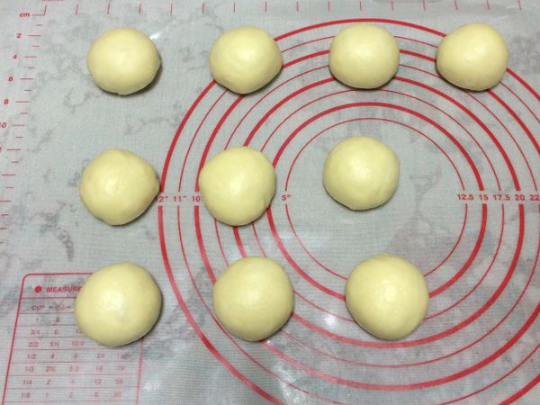 把發酵好的麵團分切成10等份，滾圓蓋上乾布鬆弛15分鐘。