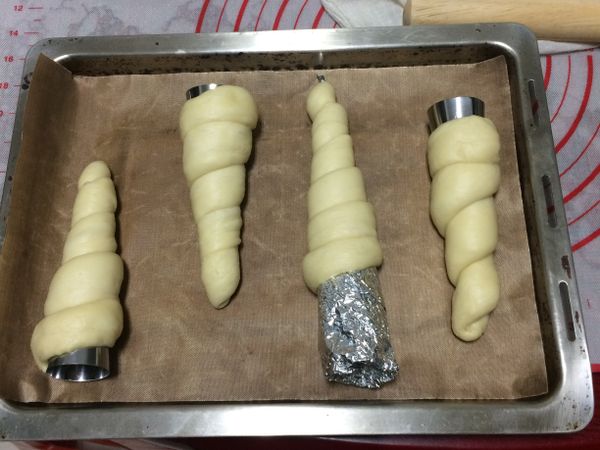 放入麵糰送進密閉空間發酵50-60分鐘。