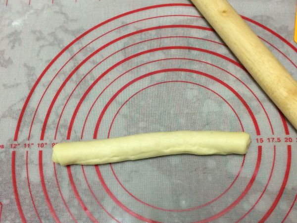 拍出大氣泡，整成長方形，把麵片捲起收口壓緊，慢慢搓成細長條。