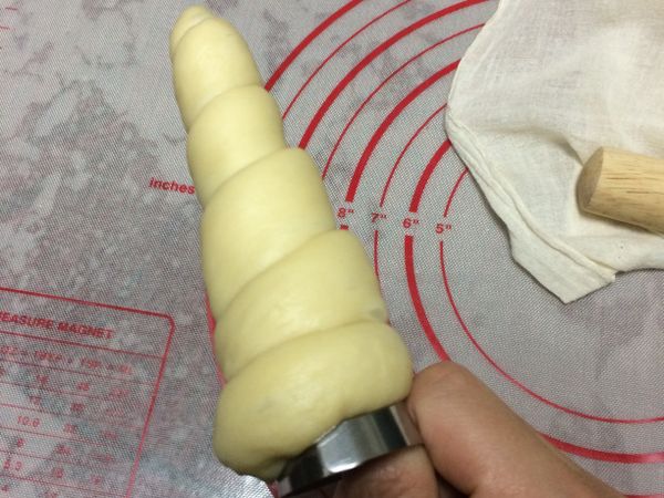 尾巴也要收進去，確實壓緊，收口處朝下放。