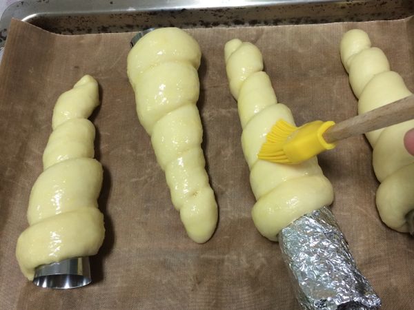 表面刷上蛋液，放進預熱好的烤箱，200度烤12-15分鐘。