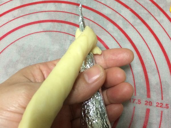 把麵團條捲在螺管上，頭尾都要壓進去，不然第二次發酵時會散掉。
