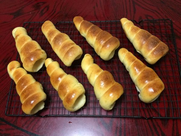 出爐後放置冷卻架放涼，等個5分鐘再將螺管取出，直到完全冷卻再填入內餡。