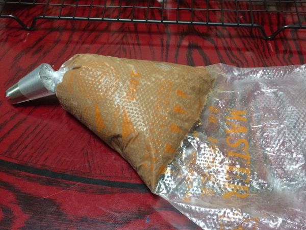 把巧克力卡士達裝入擠花袋內。