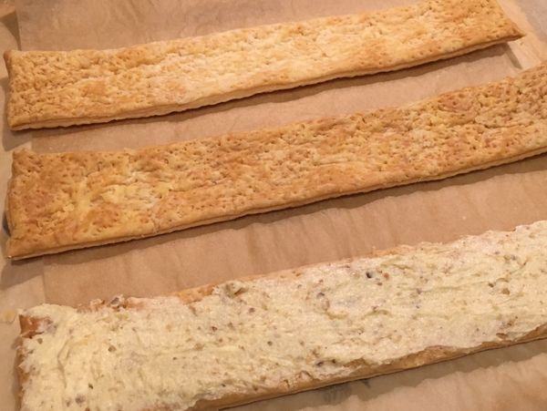 核桃取出，接著烤酥皮，酥皮寬度照自己烤盤大小調整，我的烤盤是20*20cm，所以酥皮切約5*20cm。
酥皮用叉子戳滿小洞，避免酥皮膨脹。一面烤至上色，翻面讓另一面上色，中途如果膨脹太高可以再拿叉子戳一下。