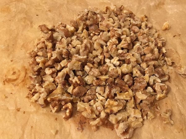 先將核桃送進烤箱150度烘烤約10分鐘，有核桃香氣飄出，但沒有烤焦味。取出切碎。