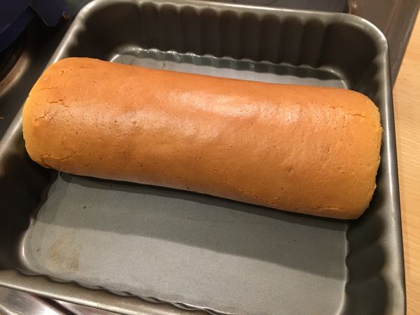 等的同時準備海綿蛋糕，將蛋黃組攪拌均勻。 接著將蛋白組打至濕性發泡，蛋白蛋黃組混合均勻倒入烤盤中（烤盤底層和外圍最好鋪上烘焙紙）送進烤箱烤40分鐘左右，用筷子戳沒有蛋糊即可取出放涼。

我蛋糕體有點厚，所以趁熱時先捲，避免涼掉後捲，表面會裂開。