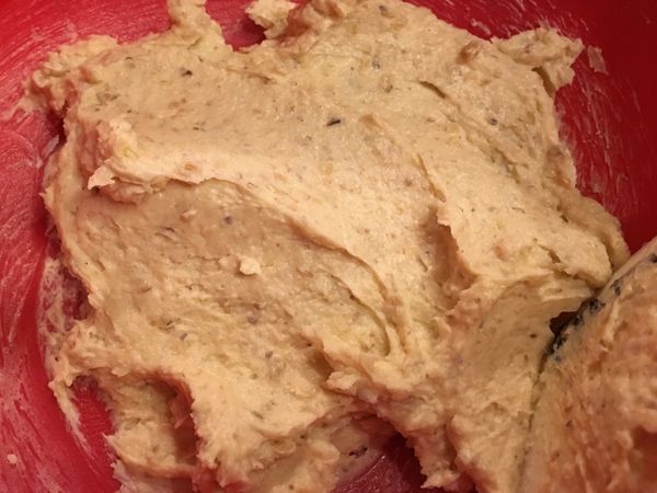 烤蛋糕的時間來打發奶油糖霜，將室溫軟化的奶油打發，加入香草精後繼續高速攪拌，接著分次加入糖粉（也可依喜好加入果仁粉，我這次有摻核桃粉增加香氣）
如果覺得奶油霜太濕軟，可以再加糖粉
覺得太硬，就小湯匙加牛奶調整。

最後拌入烤好的核桃碎，放進冰箱備用。