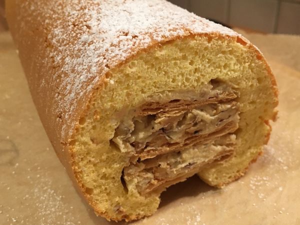 酥皮，海綿蛋糕都放涼後，將三層酥皮中間夾上核桃奶油糖霜，完成再將剩下的糖霜刷在表面以黏合海綿蛋糕，最後再用海綿蛋糕將酥皮捲起就完成啦！