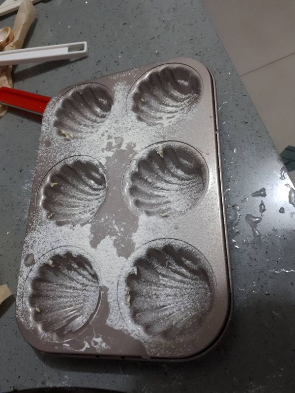 首先事前準備
先在瑪德蓮的烤模上抹上一層薄薄的奶油(食譜份量外的)在撒上一層低筋麵粉(份量外的)並倒掉多餘的粉 
麵粉和紅茶粉過篩備用
奶油融化成液體