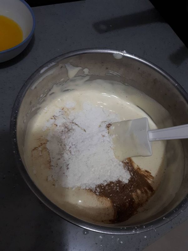 第一步
糖加入雞蛋中打發到蓬鬆並有清楚的摺疊痕跡為止 加入牛奶拌勻 再加入過篩好的粉用切拌的方式混合均勻 再加入奶油一樣以切拌的方式混和均勻